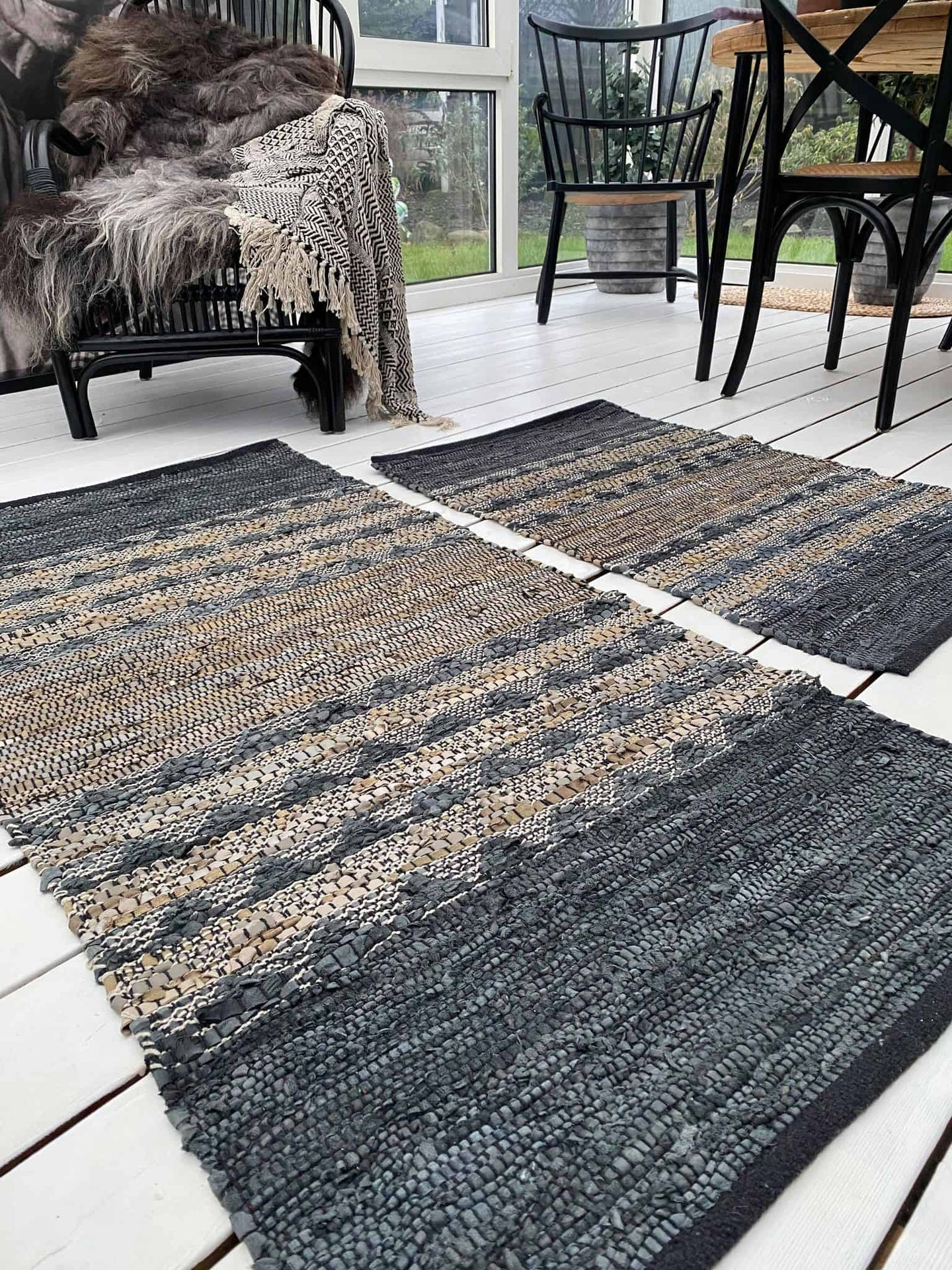 Gulvteppe i skinn - grå/blå med naturlig mønster - 70x140