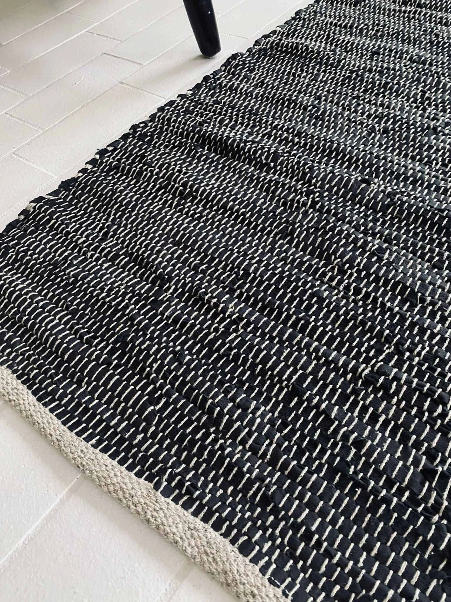 Gulvteppe i skinn med hvit tråd - 70x200cm - Image 2