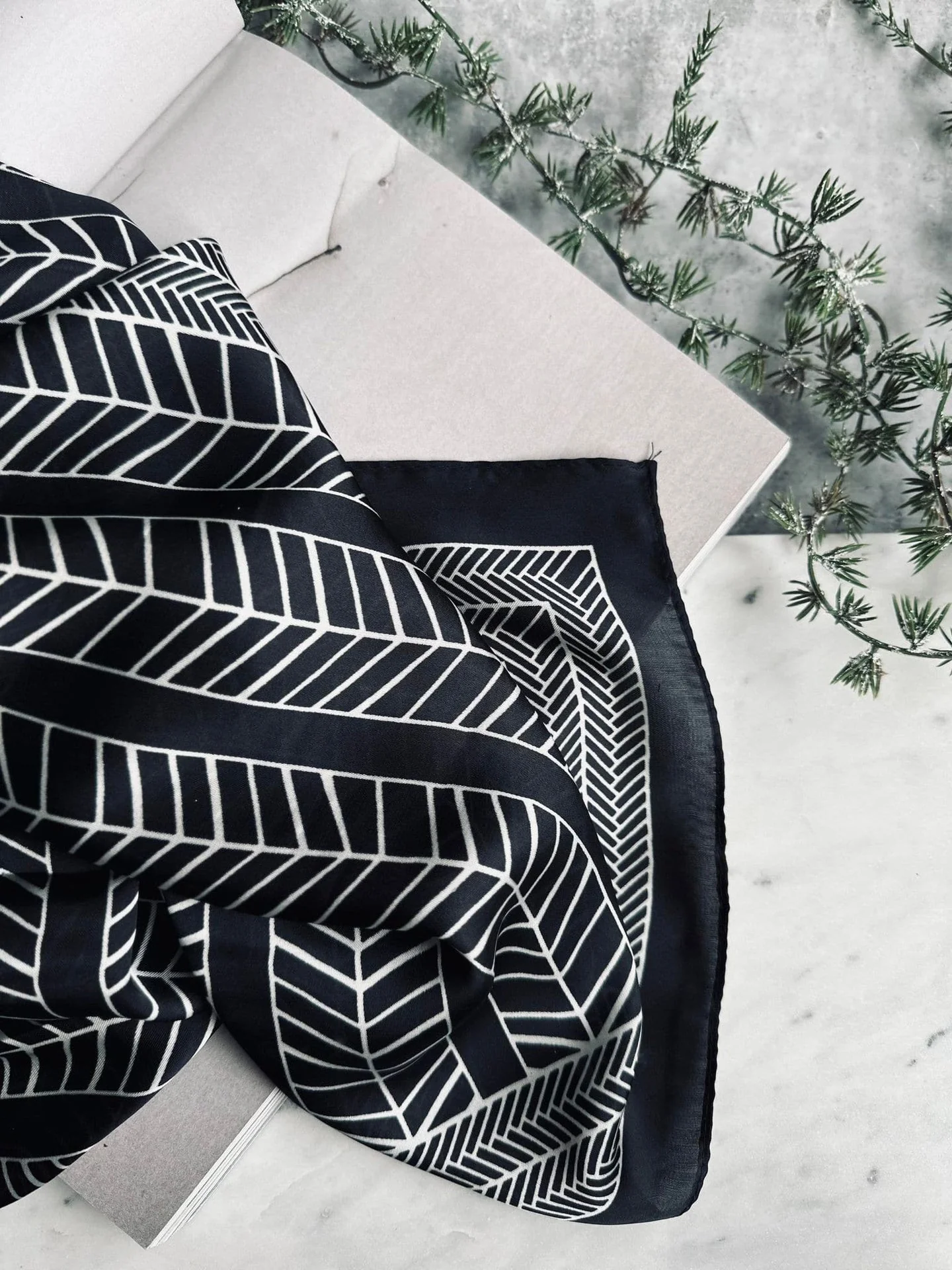 Skjerf - Black Line 70x70 - Image 3