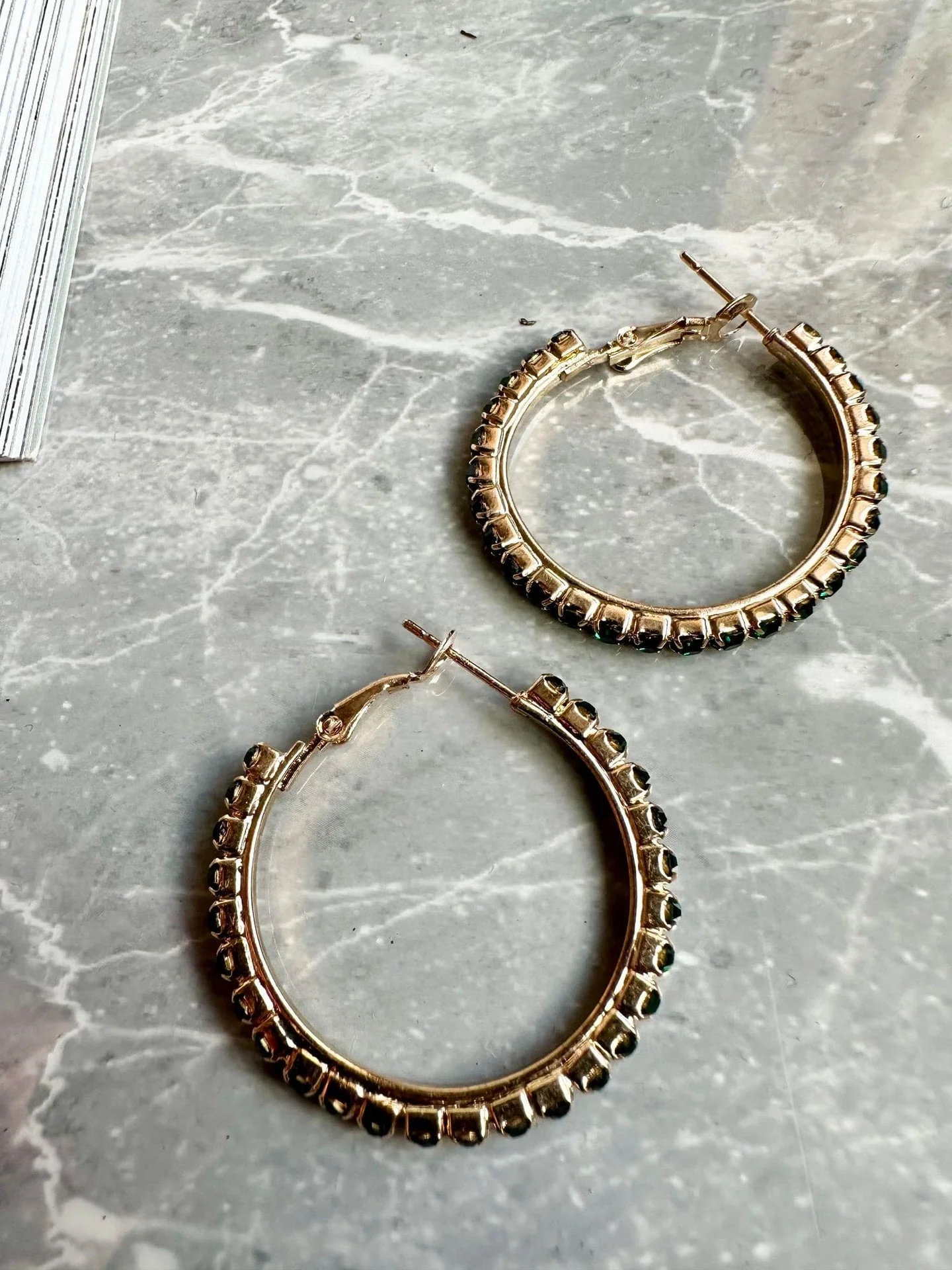 Øreringer Smilla Hoops 18K forgylt - Mørkegrønn - Image 3