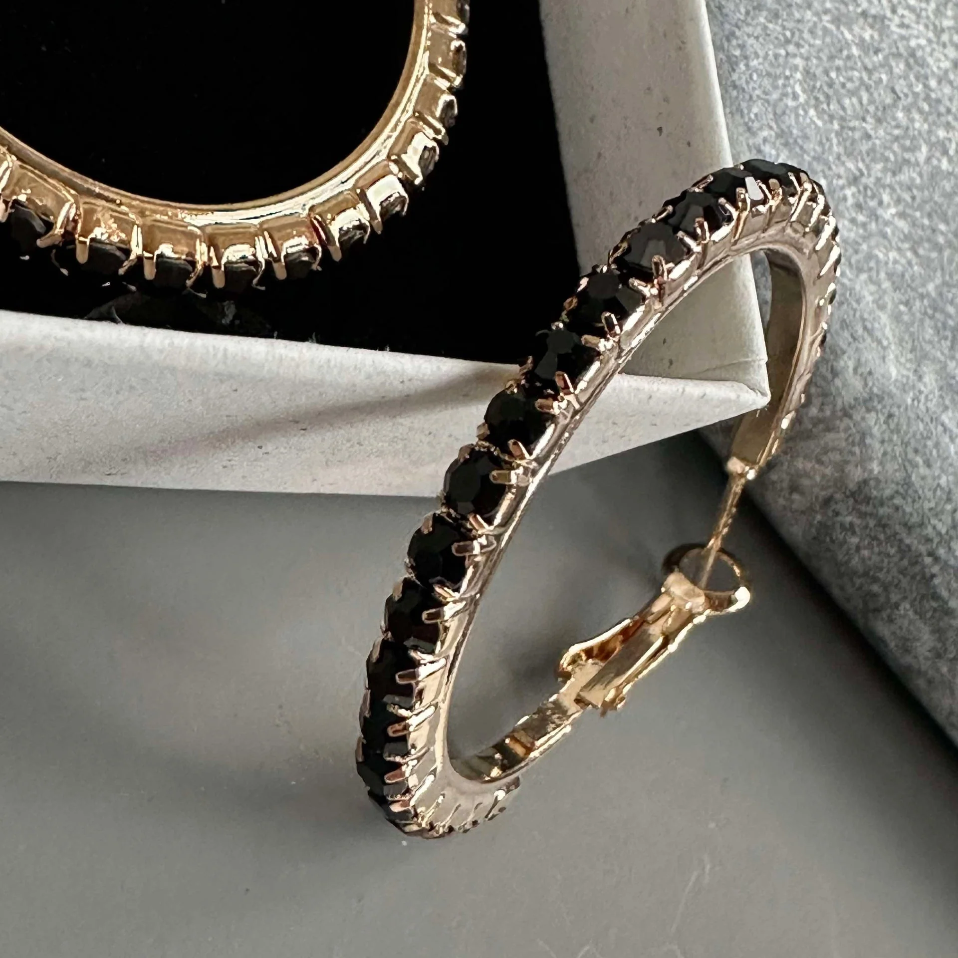 Øreringer Smilla Hoops 18K forgylt - Svart - Image 2
