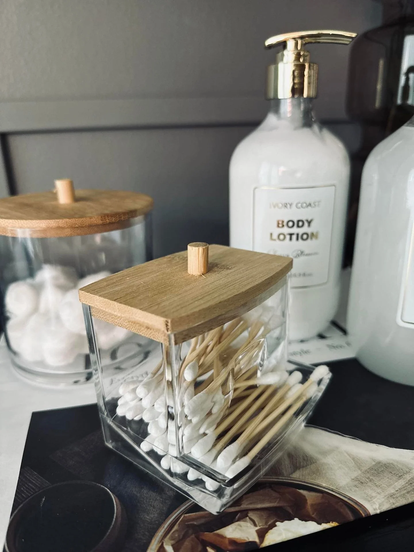 Makeup-organizer i akryl og bambus - Image 2