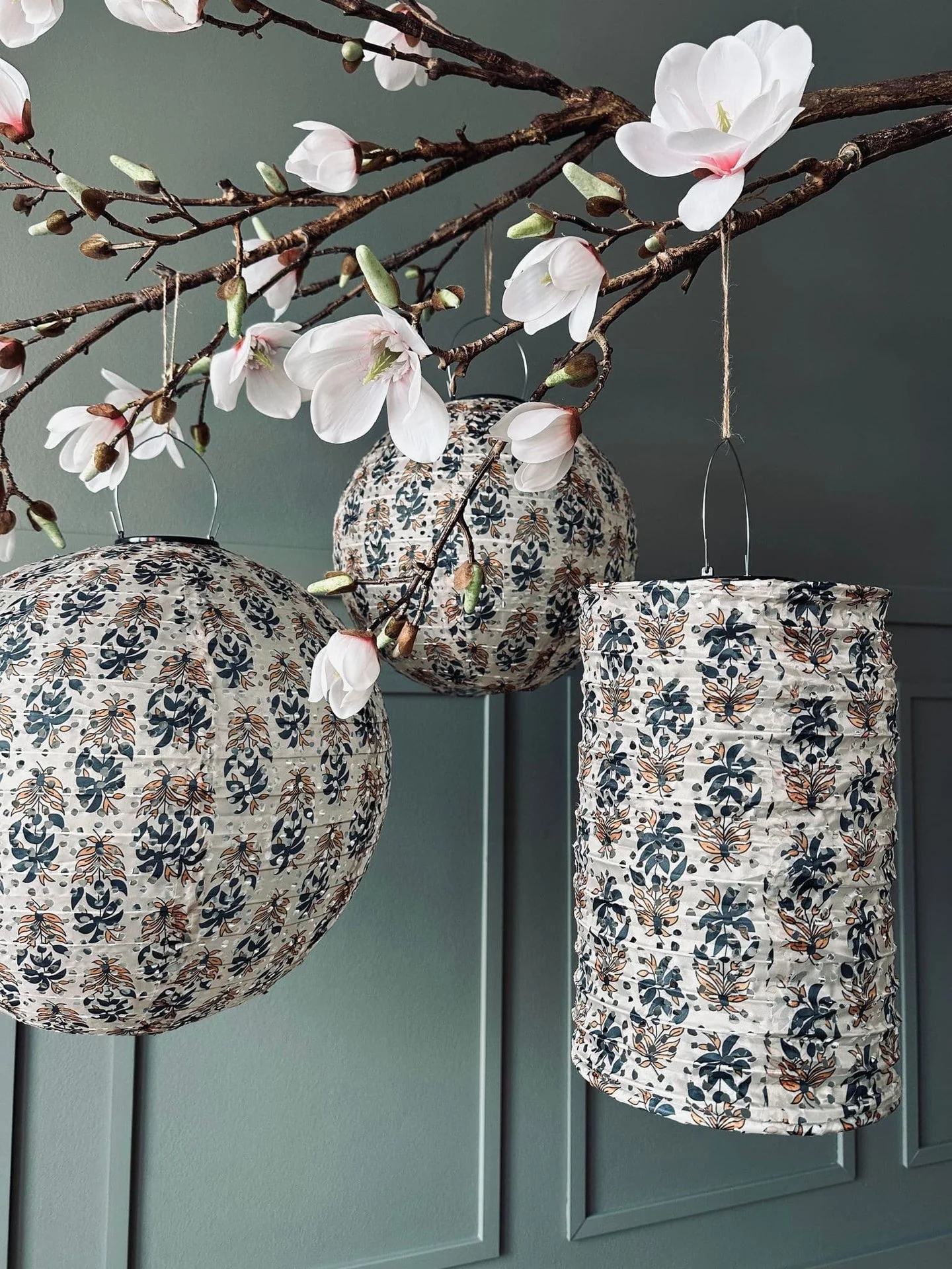 Lampe sylinder med solceller – Flower Beige - Image 7