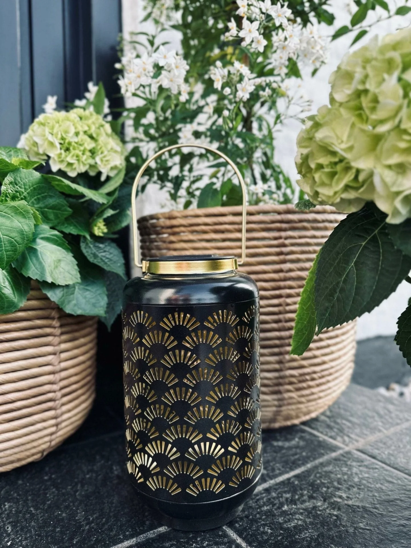 Lanterne med solceller – Sort / Gull - Image 5