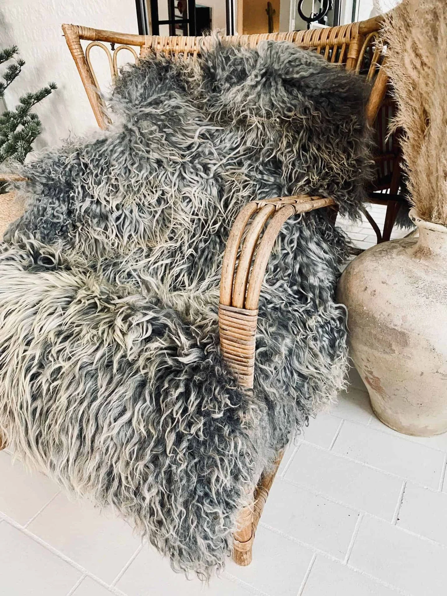 STORT og vakkert svensk lammeskinn