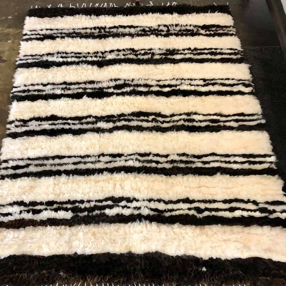 Stripet Håndsydd skinnteppe av lammeskinn – 200×155