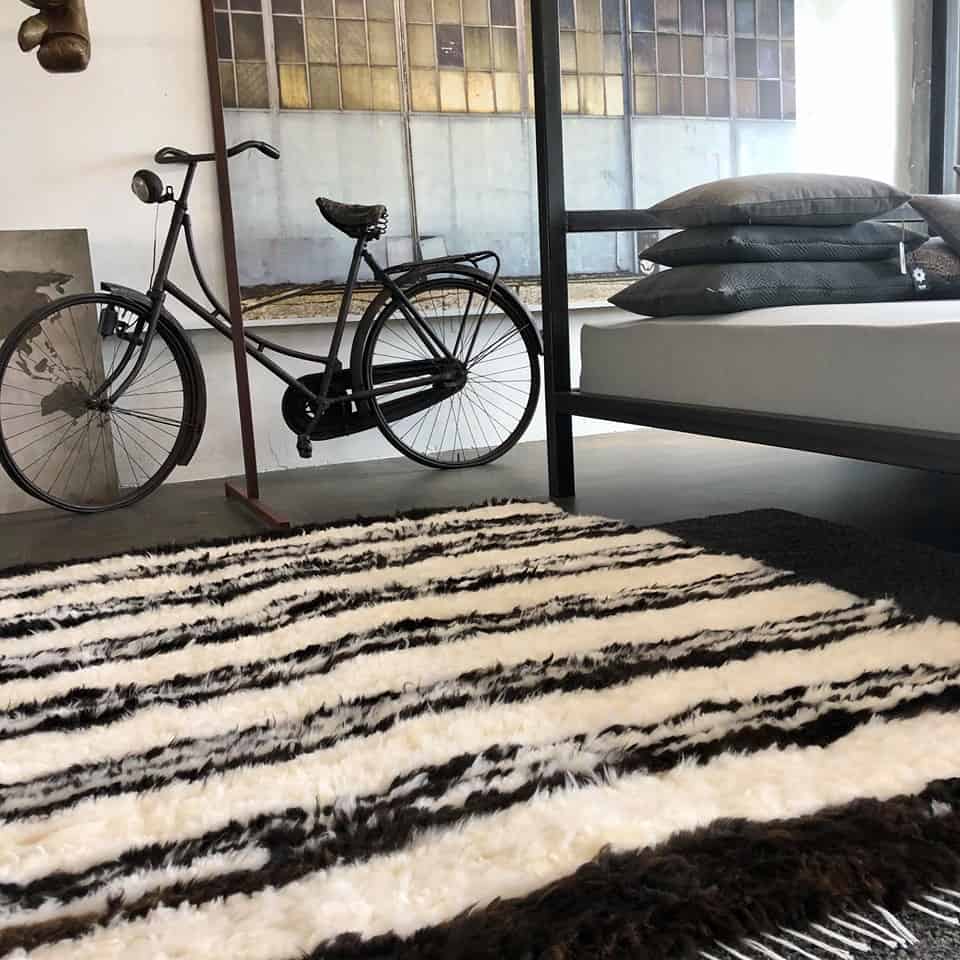 Stripet Håndsydd skinnteppe av lammeskinn – 200×155 - Image 3