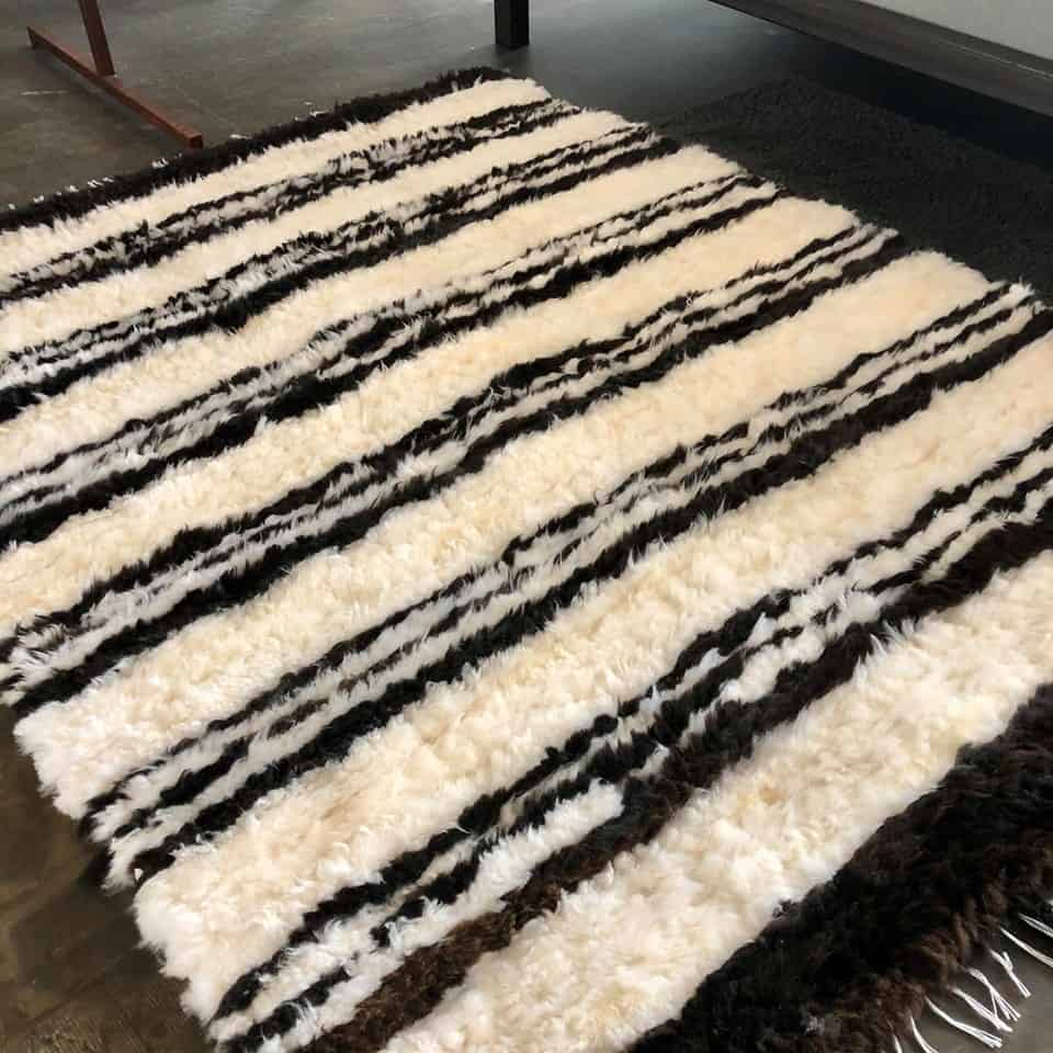 Stripet Håndsydd skinnteppe av lammeskinn – 200×155 - Image 5