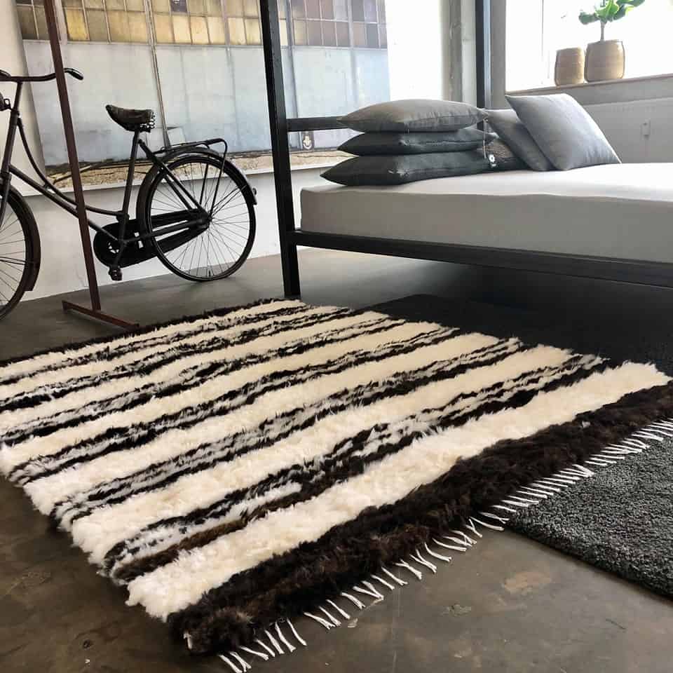 Stripet Håndsydd skinnteppe av lammeskinn – 200×155 - Image 6