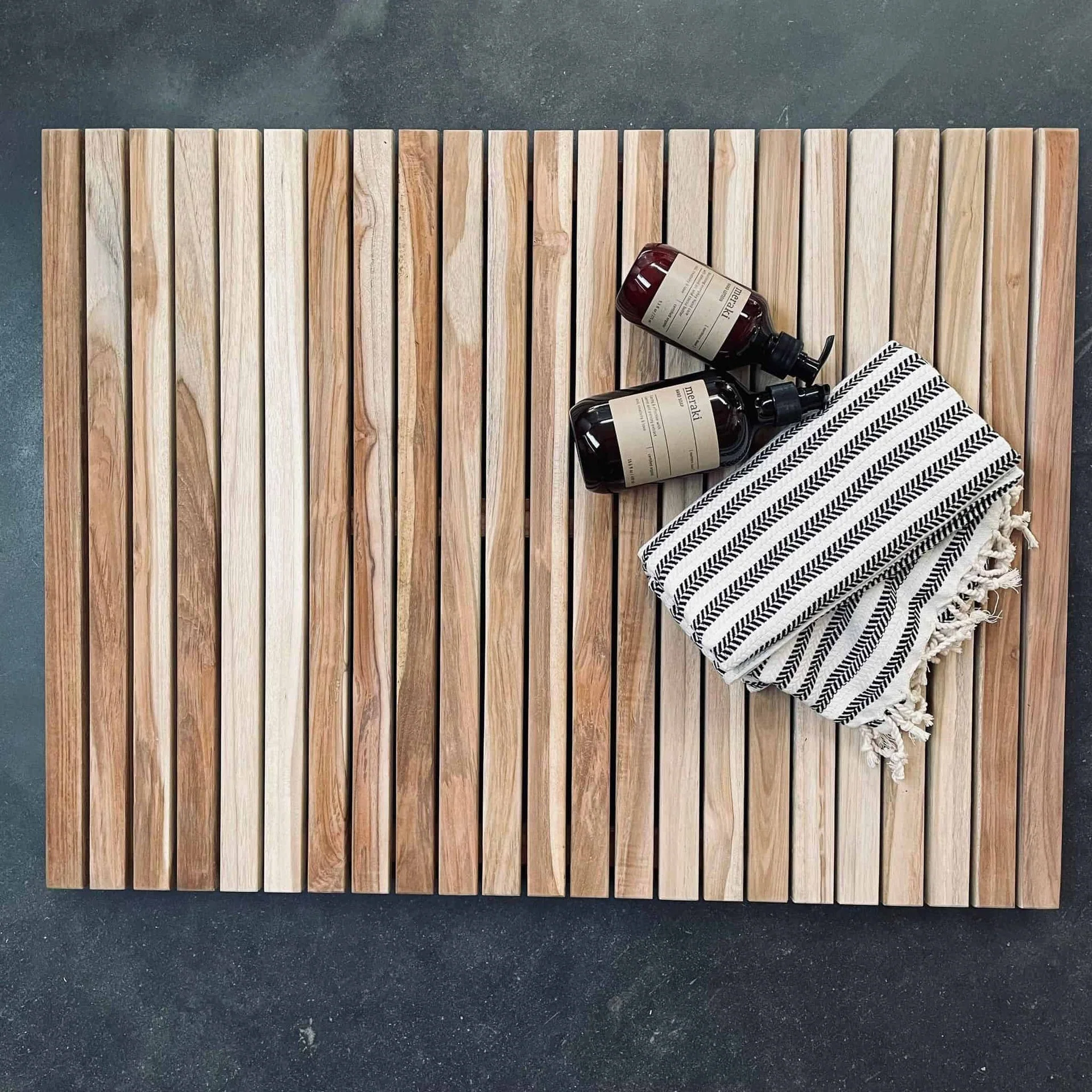 Badematte i teak med gummiføtter – 80x60 cm - Image 2