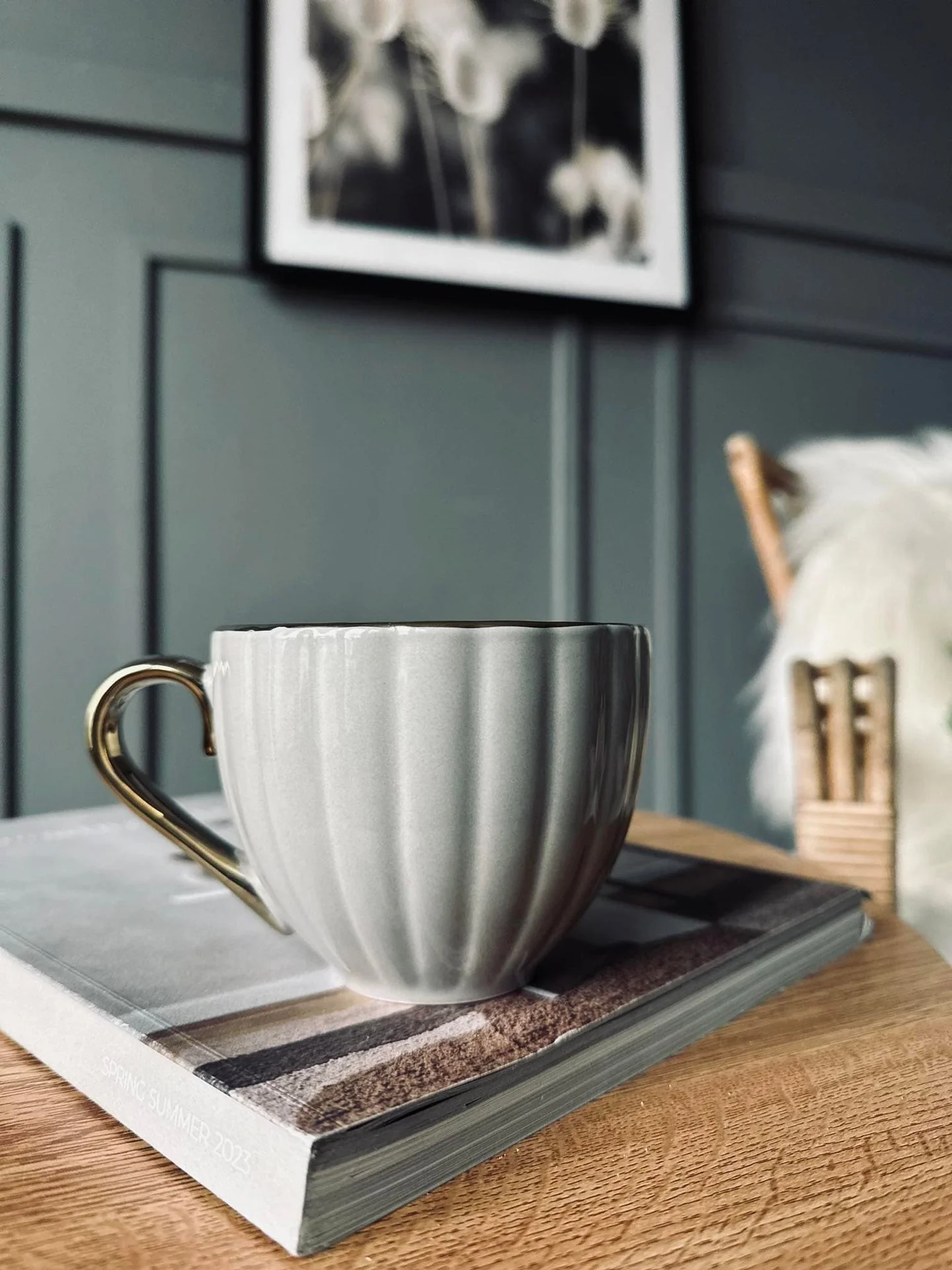 Tekopp med gullhank – Beige