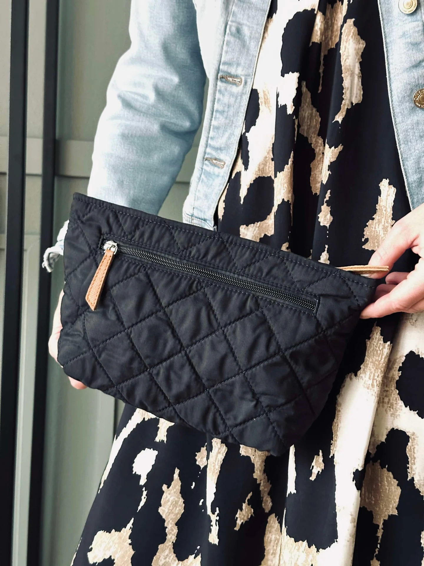 Toalettmappe / clutch – Svart quilt - Image 3