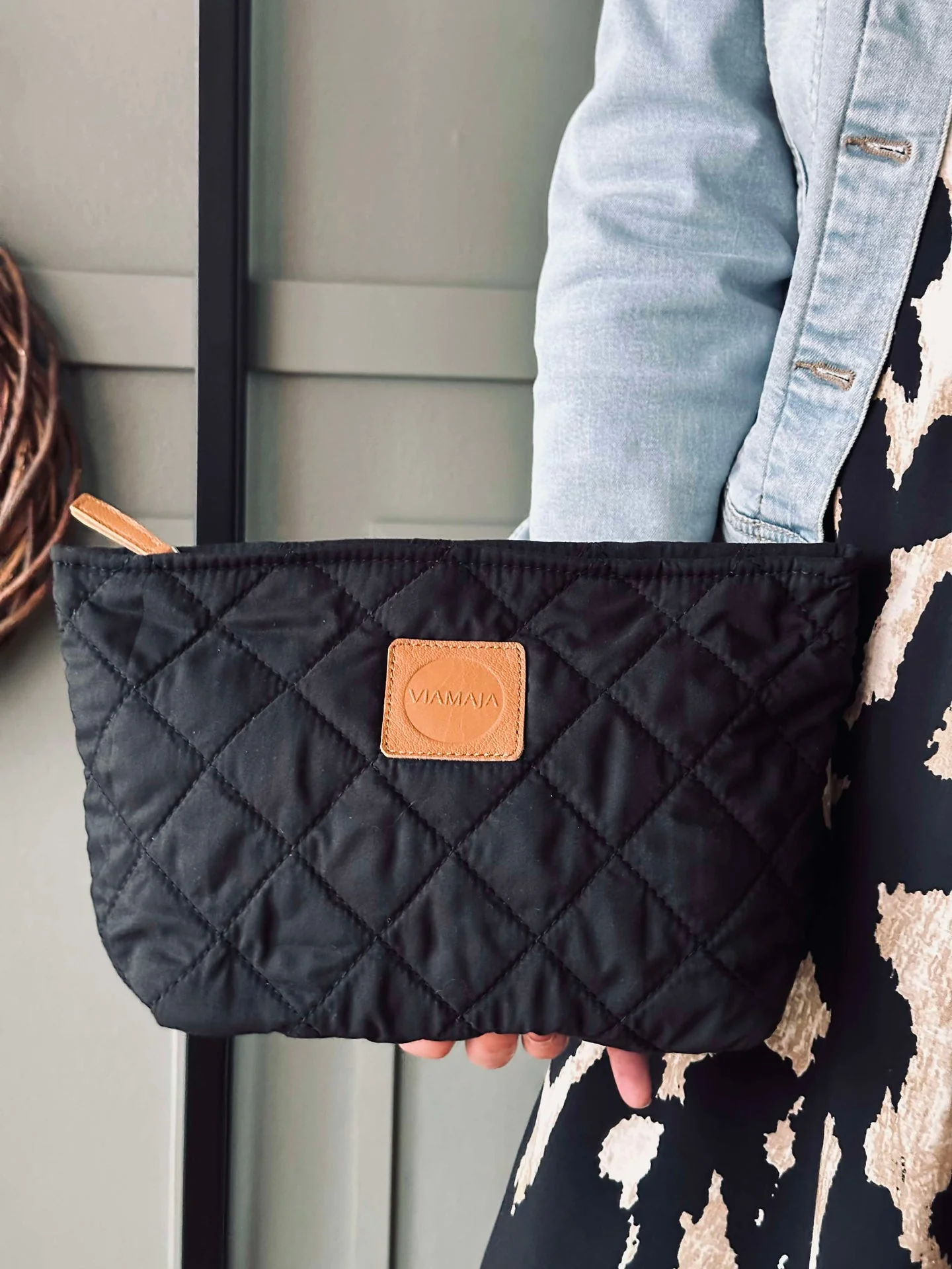 Toalettmappe / clutch – Svart quilt - Image 5