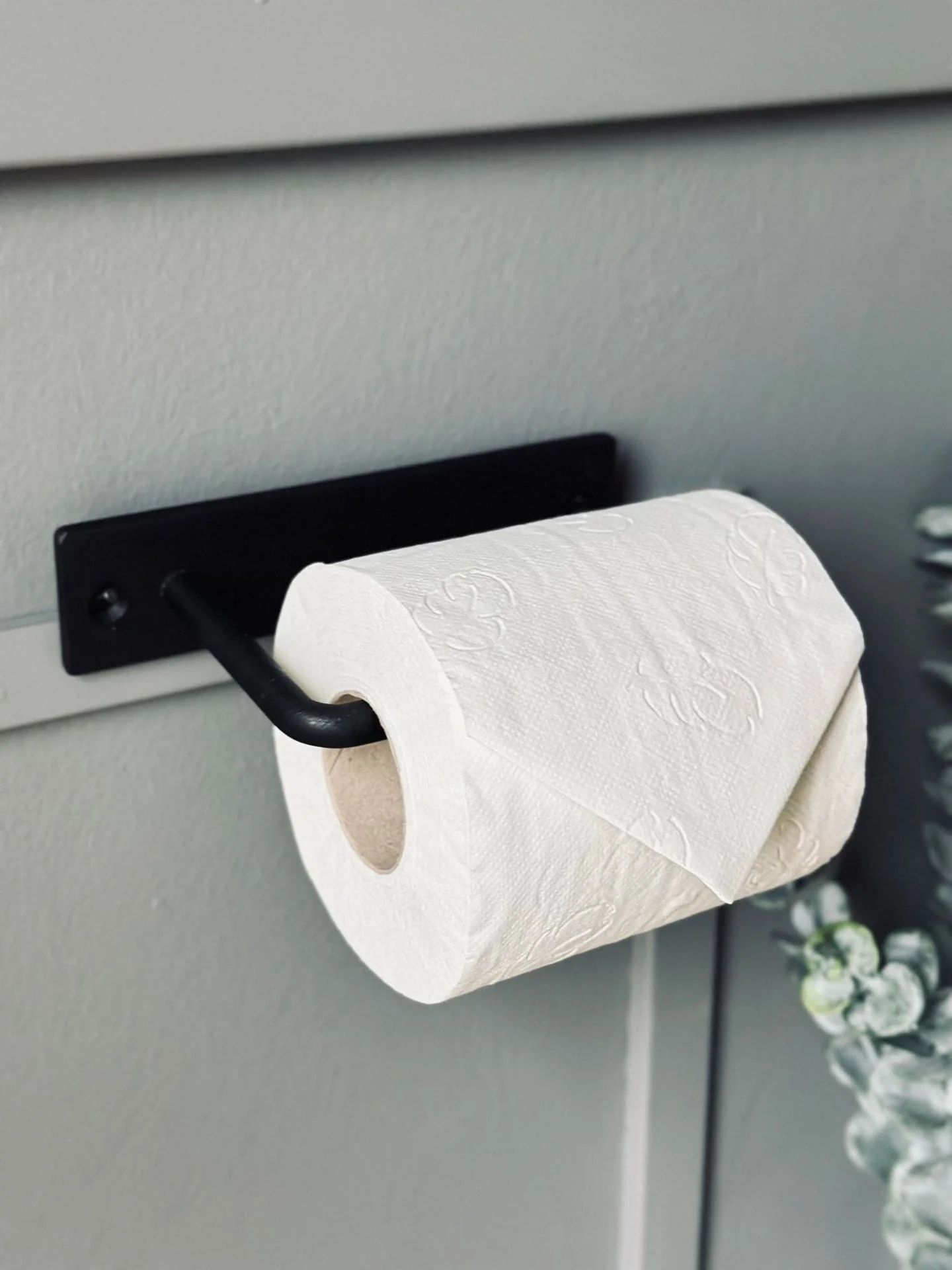 Toalettpapirholder i svart jern