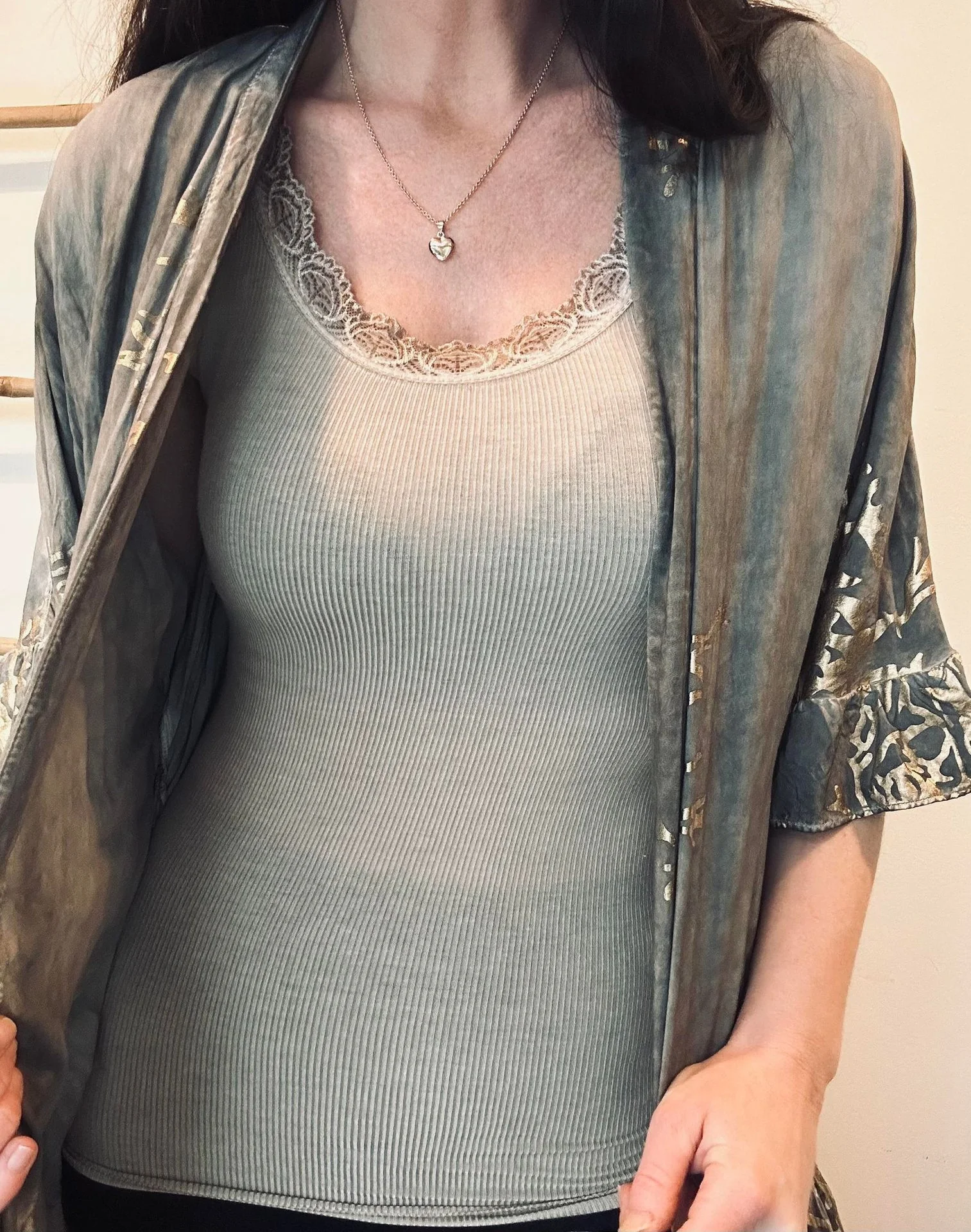 Topp med blonder – Taupe - Image 2