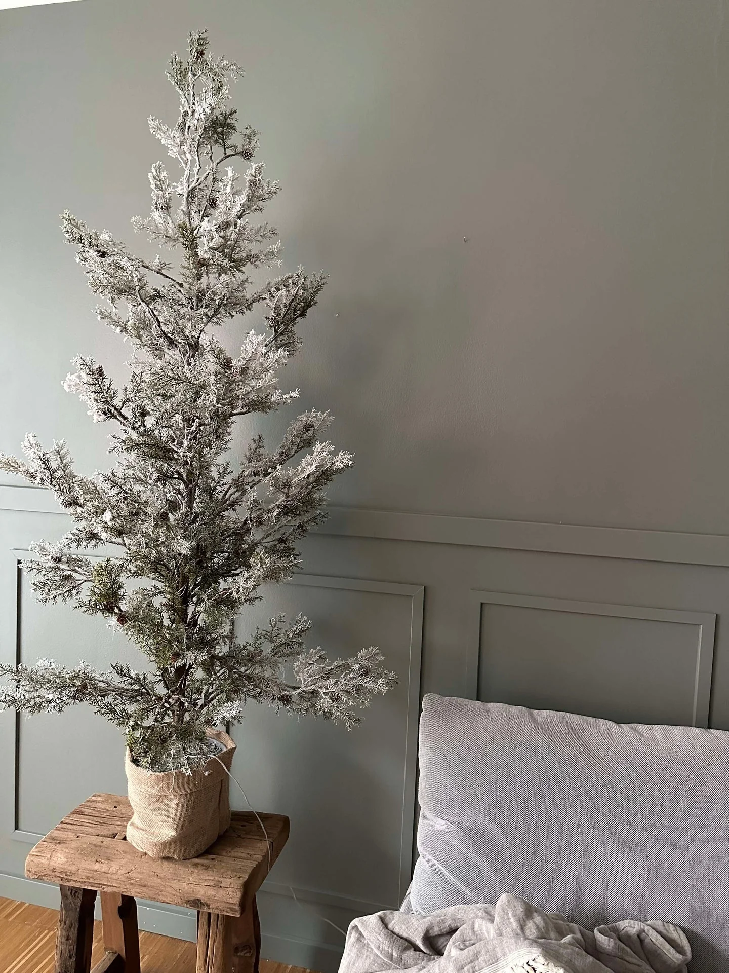 Tre med kongler og lyskjede - 150 cm - Image 10