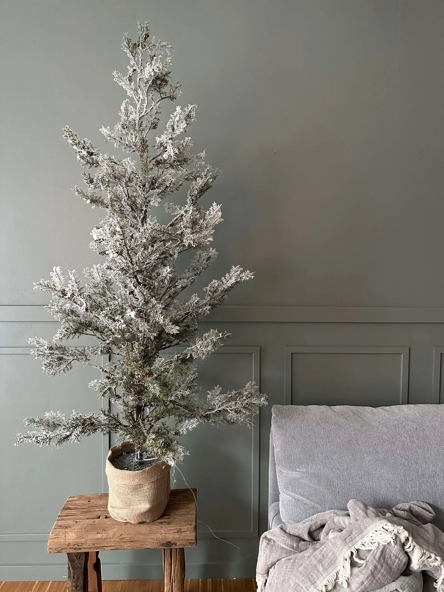 Tre med kongler og lyskjede - 150 cm - Image 11