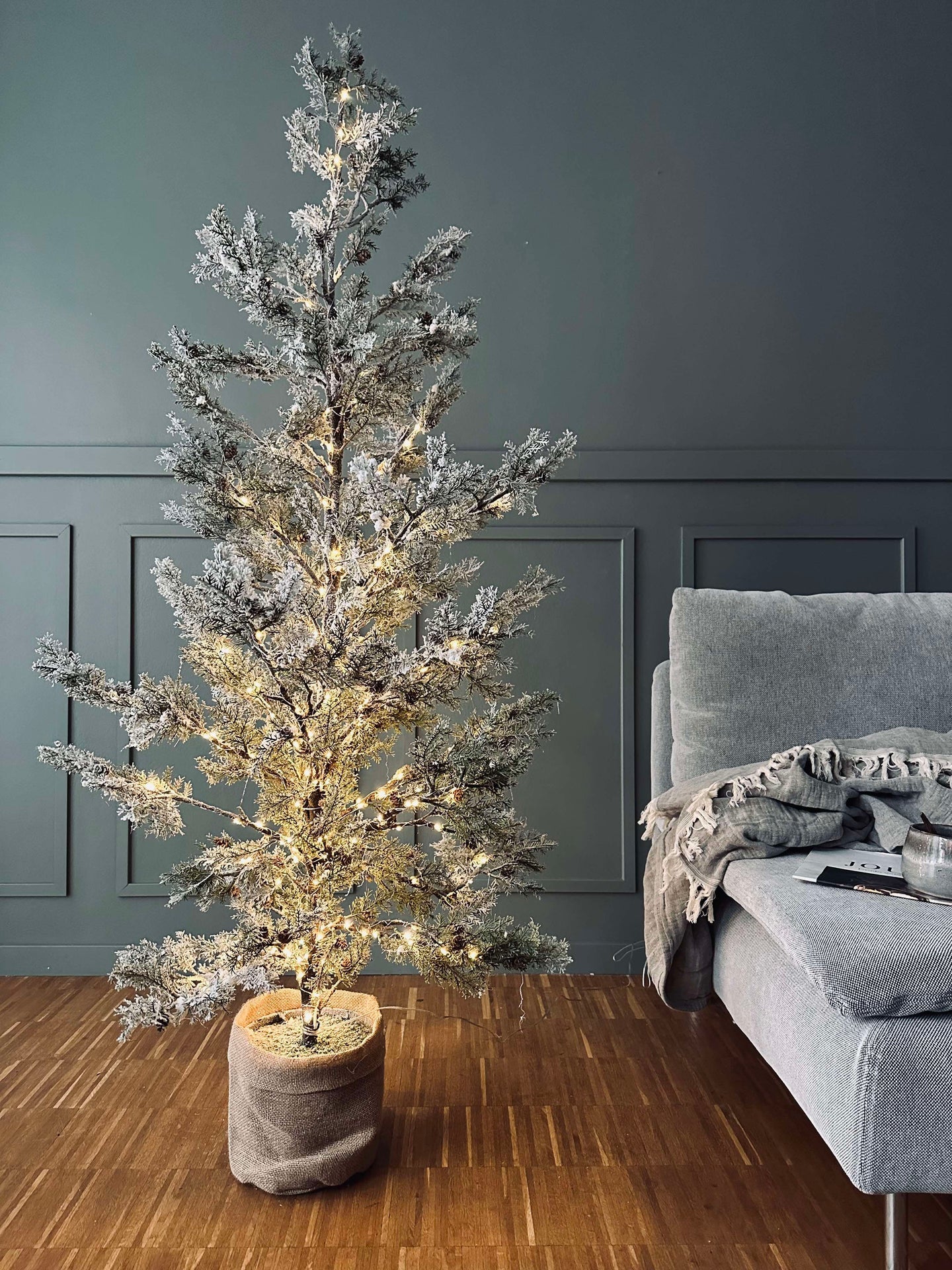 Tre med kongler og lyskjede - 150 cm - Image 2
