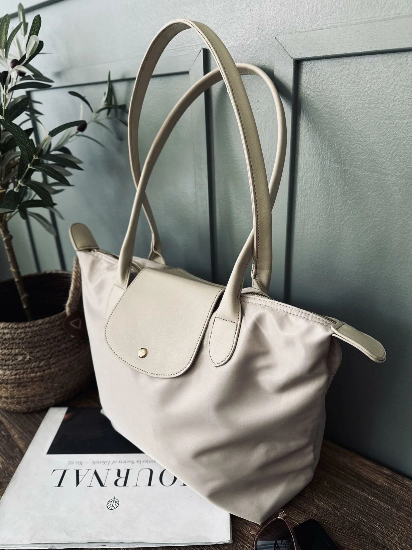 Trend Shopper – Beige nylon - Image 2