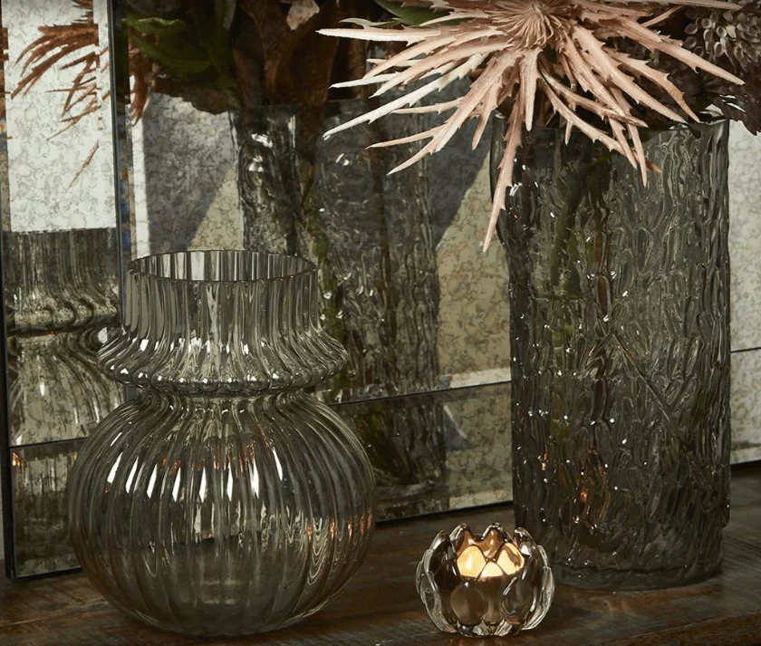 Vase med riller - Røykfarget glass
