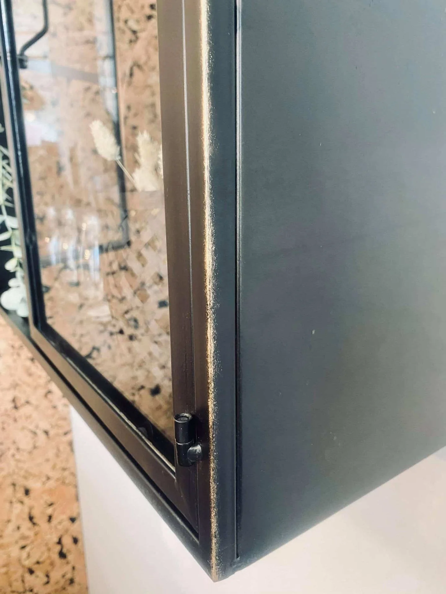 Vitrine - vegghengt - Svart metall med doble dører - Image 4